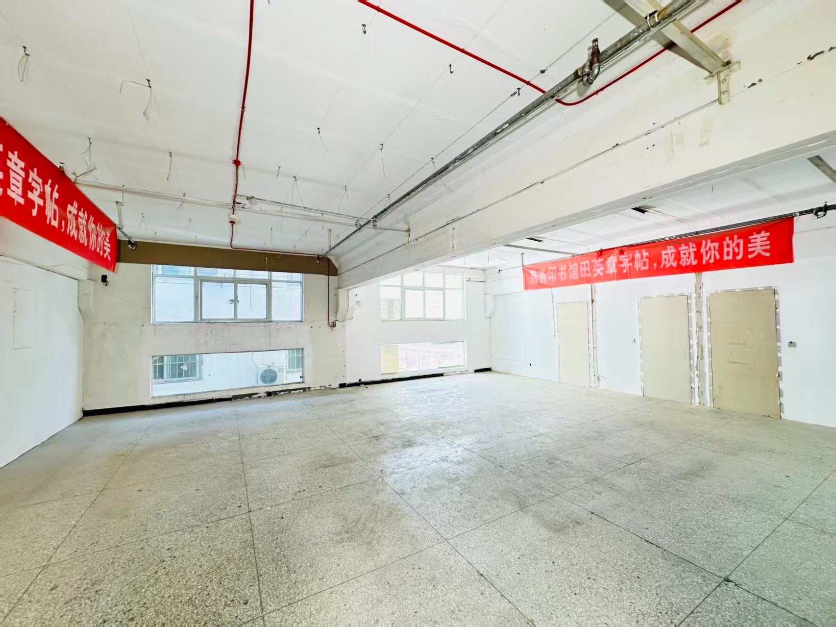 符家屯北后街重点吸引人工智能应用、数字经济、电商直播、智能制造服务、软件开发、科技创新企业及创业团队入驻